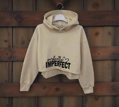 Felpa corta ragazza con cappuccio di colore beige con scritta nera 'perfectly imperfect'