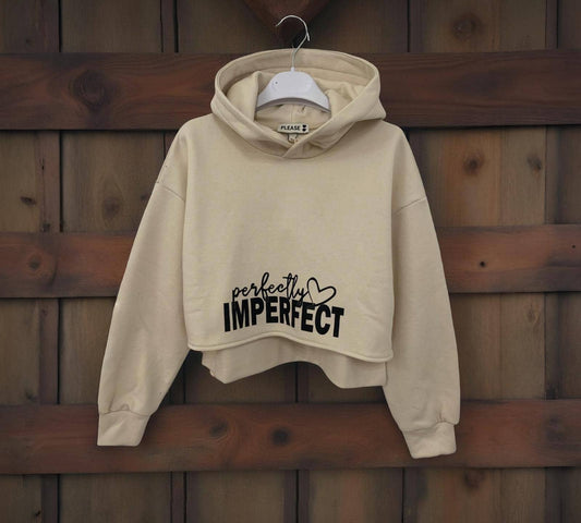 Felpa corta ragazza con cappuccio di colore beige con scritta nera 'perfectly imperfect'