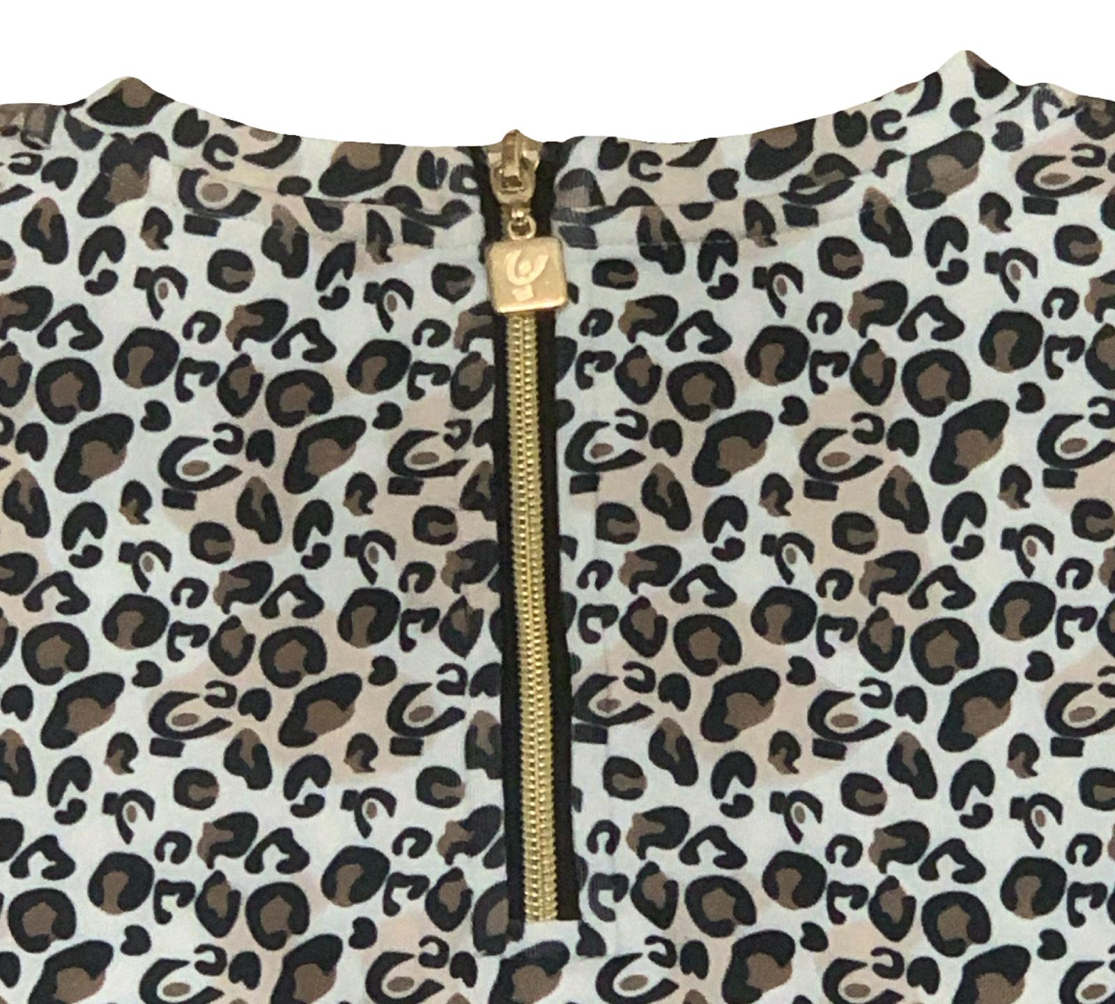 Felpa Girocollo Maculata con Logo Nero e Zip Oro, dettagli sulla zip dorata e il design leopardato