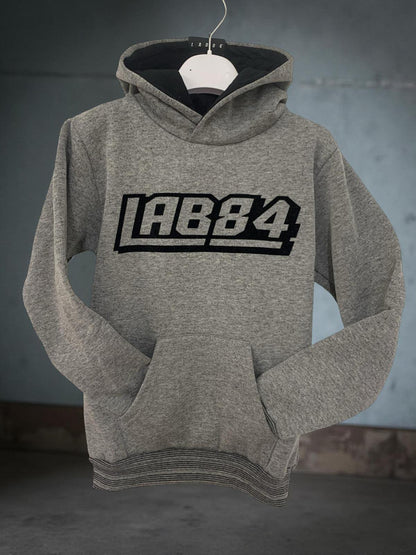 Felpa grigia ragazzo con cappuccio Lab84 con logo a contrasto e tasca frontale