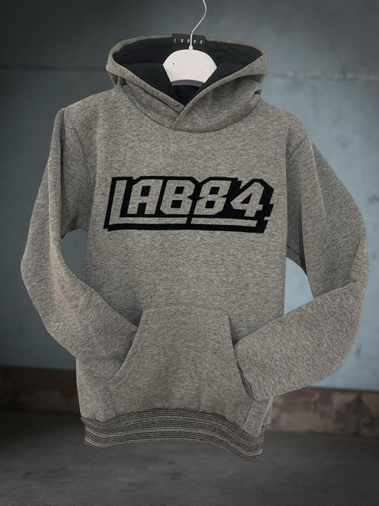 Felpa grigia ragazzo con cappuccio Lab84 con logo a contrasto e tasca frontale