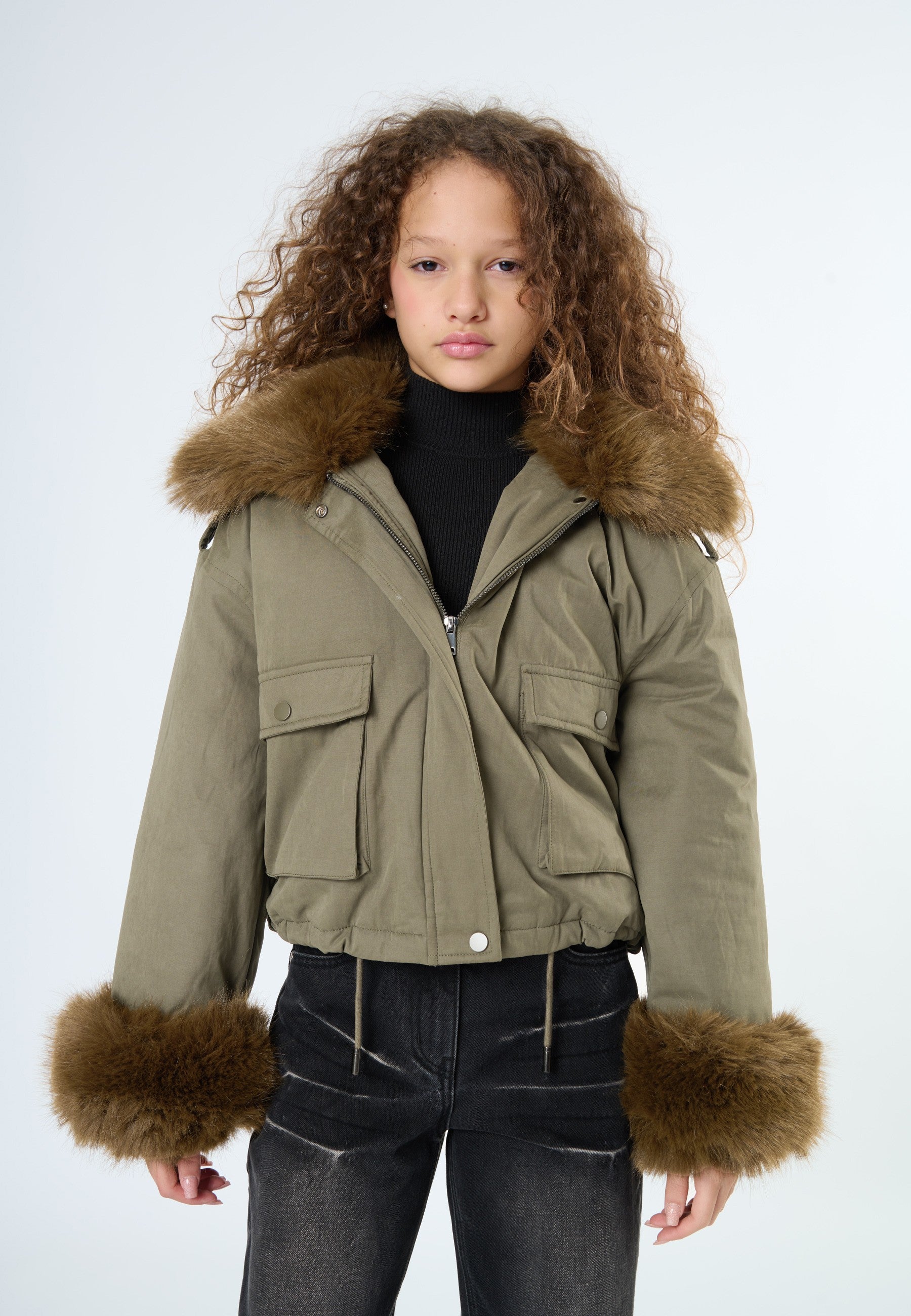 Giubbino ragazza colore militare con pelliccia sul colletto e polsini per un look trendy