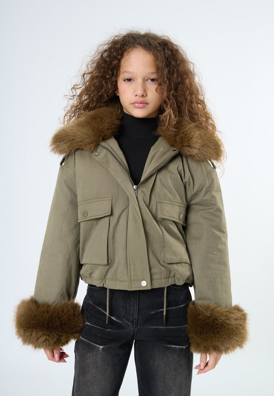 Giubbino ragazza colore militare con pelliccia sul colletto e polsini per un look trendy