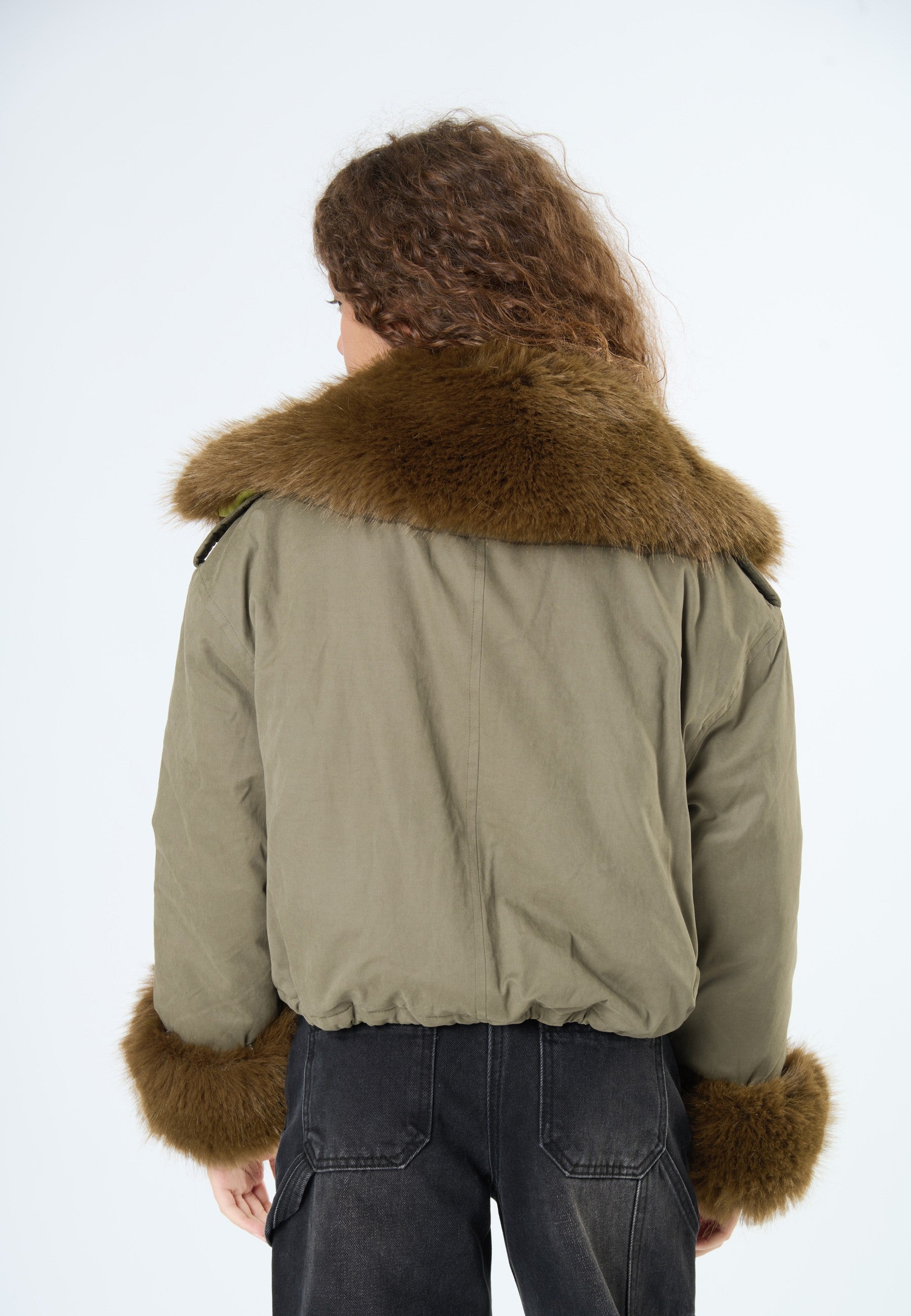 Giubbino ragazza colore militare con colletto e maniche in pelliccia sintetica per un look trendy