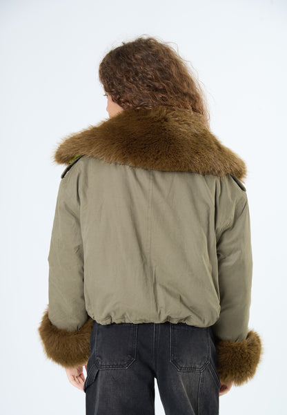 Giubbino ragazza colore militare con colletto e maniche in pelliccia sintetica per un look trendy