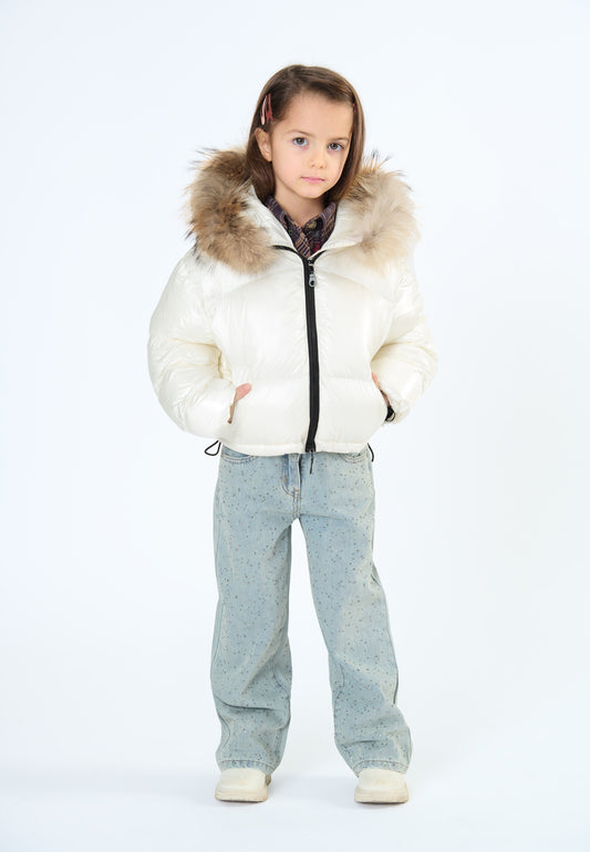 Jeans bambina gamba larga brillantini abbinati a un piumino bianco con pelo sul cappuccio