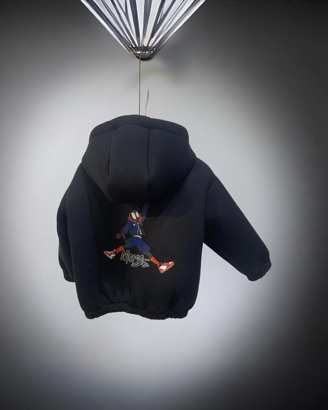 Giubbotto neoprene bambini nero con cappuccio e stampa colorata sul retro