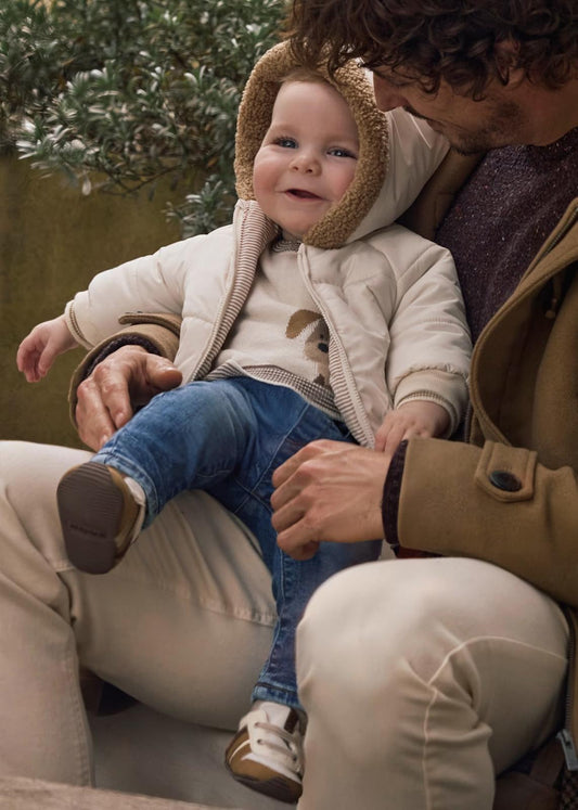 Jeans foderato neonato Mayoral abbinati a giacca con cappuccio per comfort e stile invernale