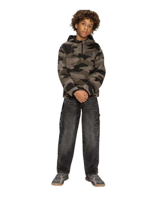 Jeans neri streetwear ragazzo con fit comodo e stile urbano, abbinati a una felpa mimetica