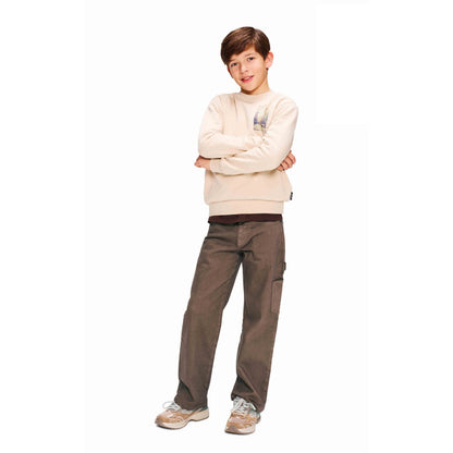 Jeans Ragazzo Retour Oversized Ruggine in Denim Stretch con Vita Regolabile indossati da un giovane modello