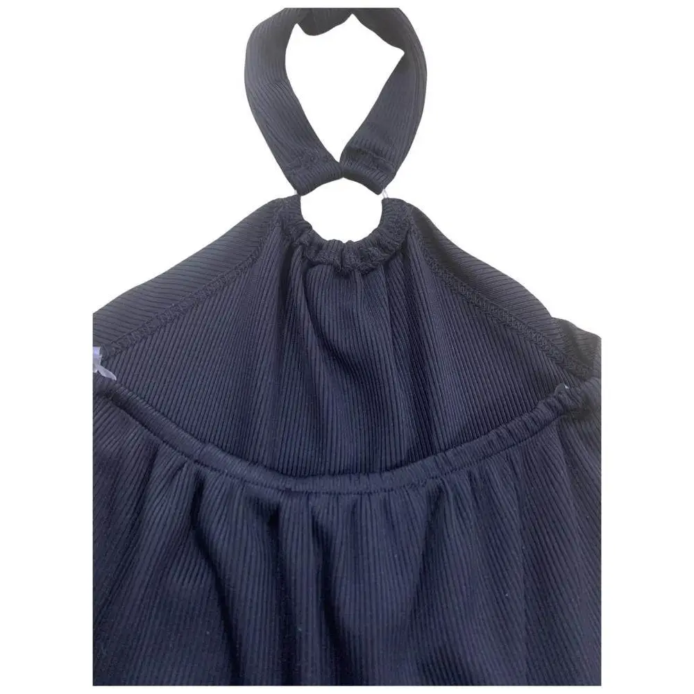 Top crop nero per bambina e ragazza. Top corto Paris Hilton in maglia a coste con collo halter e anello