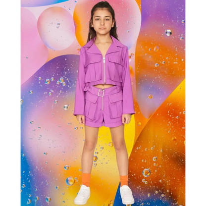 Y Clù giacca e pantaloncini viola con cintura tasche e sneakers su modella pantaloncini ragazza 8-16 anni sfondo colorato