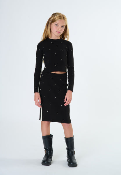 Maglia Girocollo Nera da Ragazza con Brilliantini abbinata a una gonna per un look elegante e alla moda