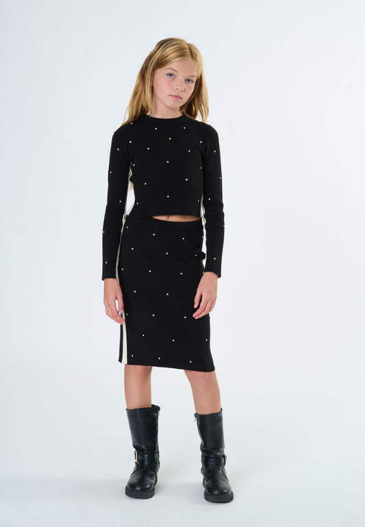 Maglia Girocollo Nera da Ragazza con Brilliantini abbinata a una gonna per un look elegante e alla moda