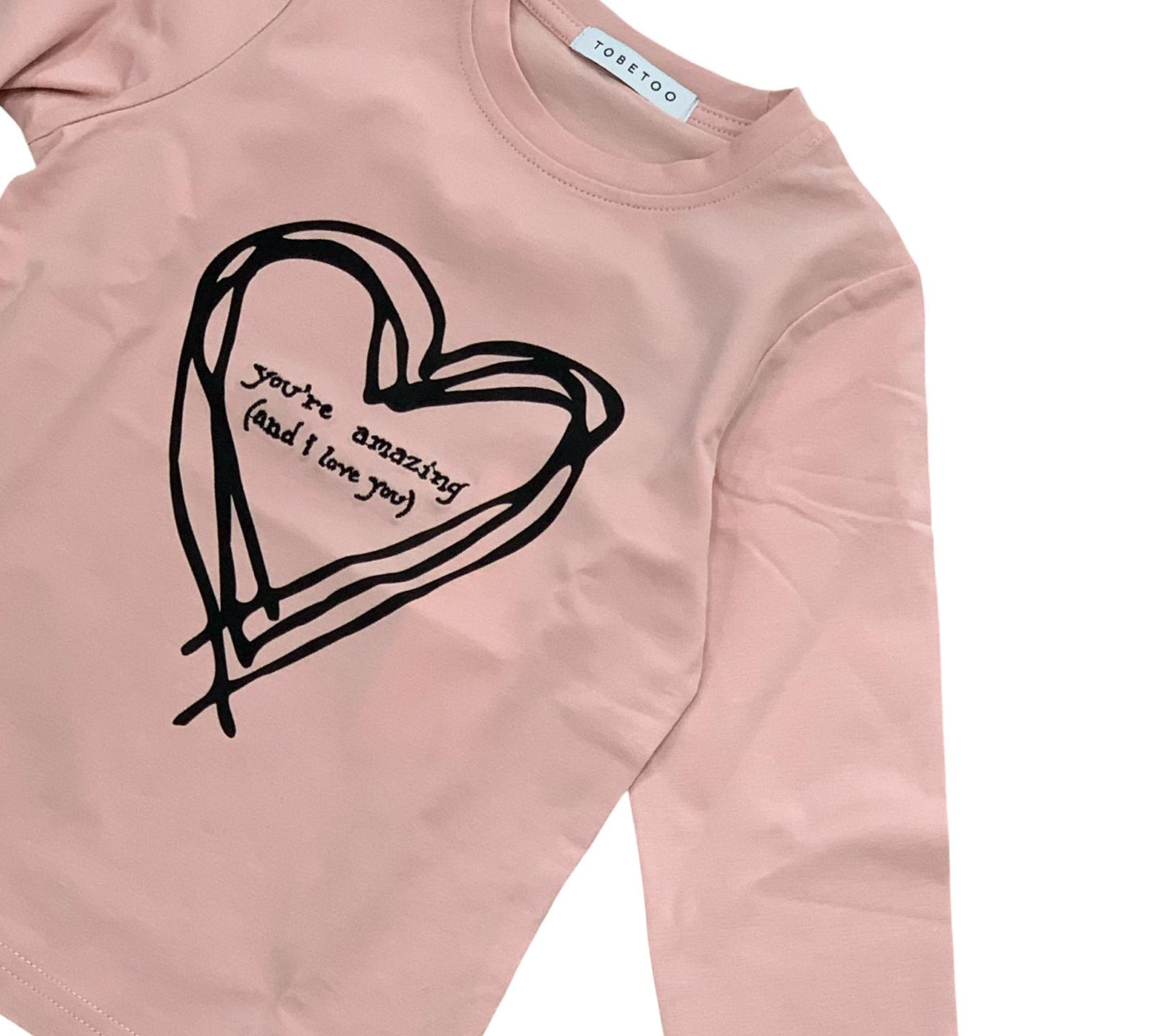 Maglietta bambina cuore nero con scritta you're amazing (and I love you) su fondo rosa