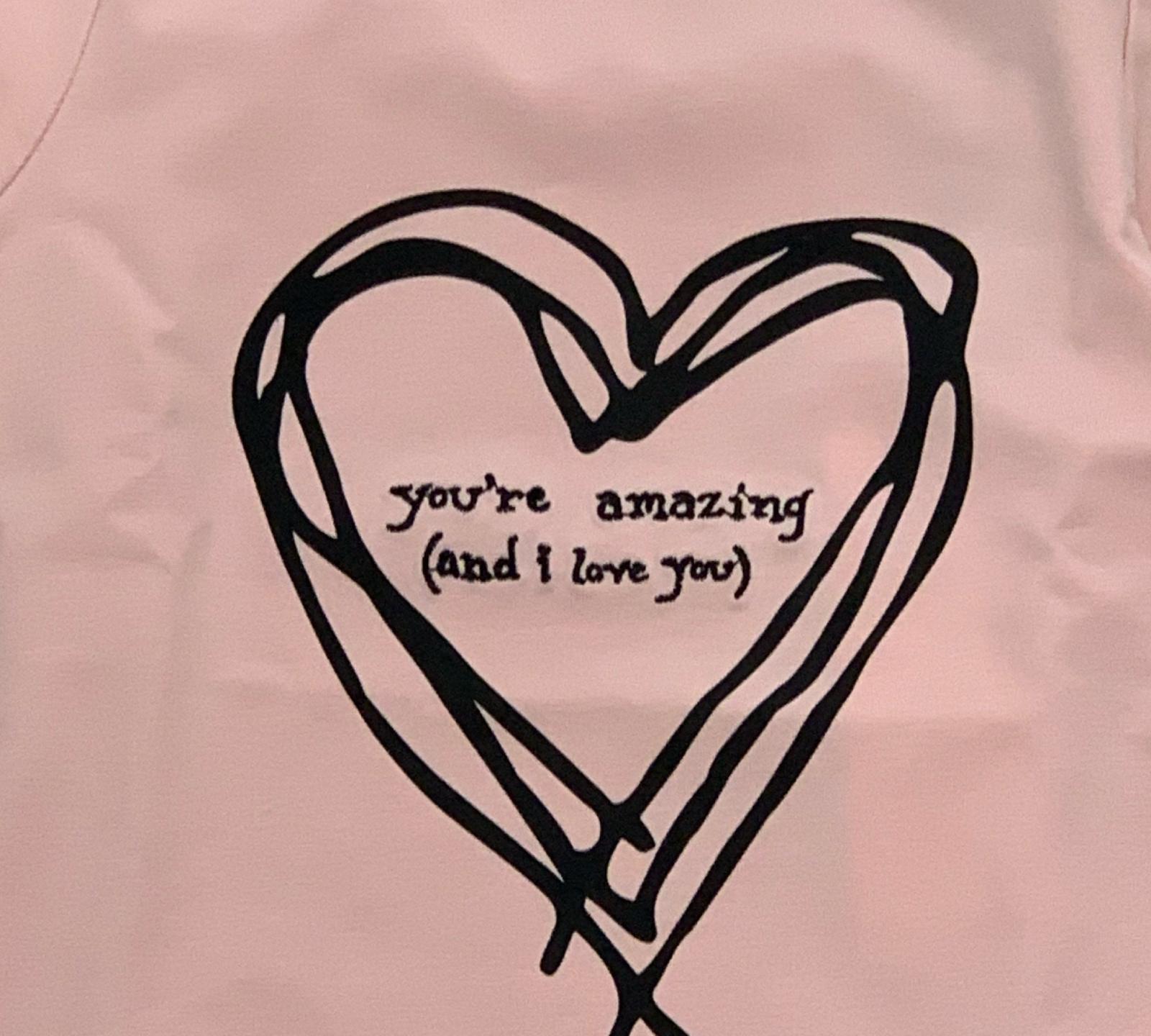 Maglietta bambina cuore nero con scritta you're amazing (and I love you) su sfondo rosa