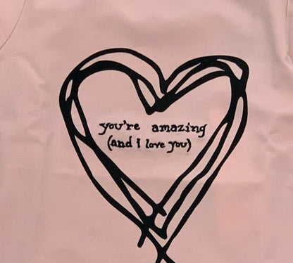 Maglietta bambina cuore nero con scritta you're amazing (and I love you) su sfondo rosa