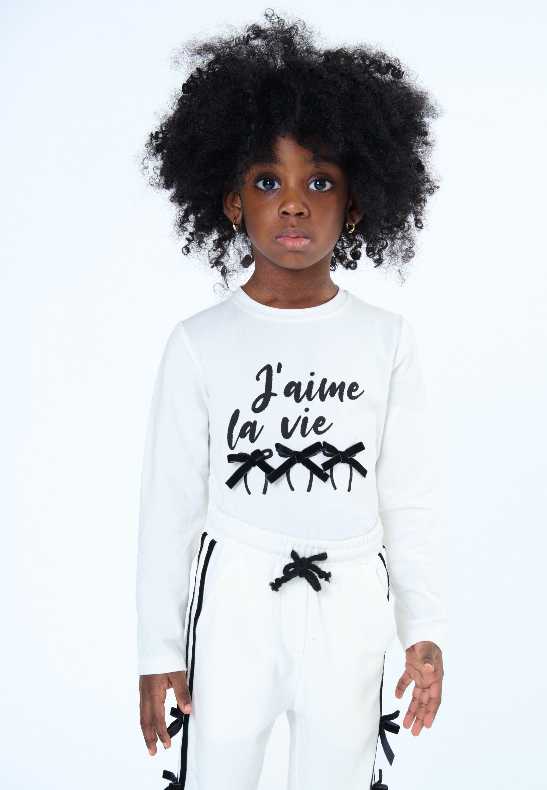 Maglietta bambina girocollo latte con scritta J'aime la vie e dettagli in nero