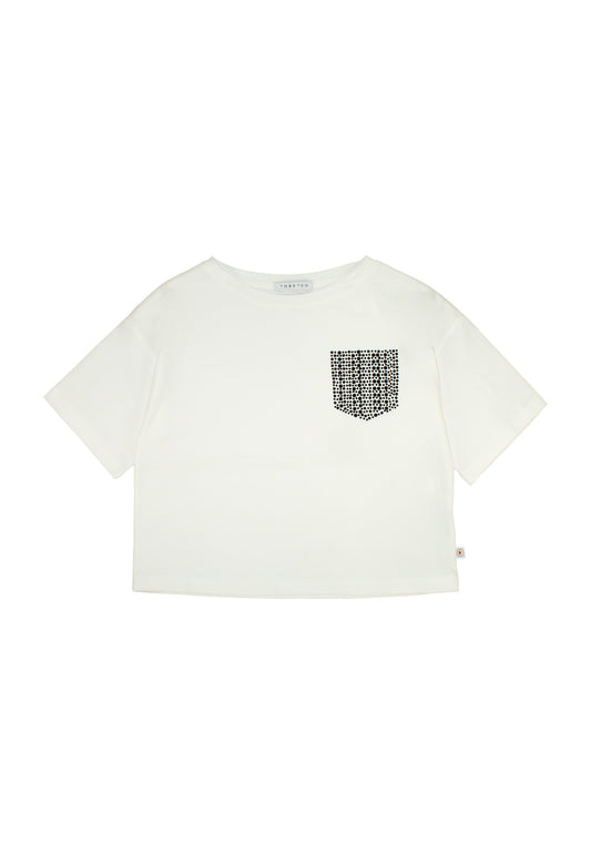 Maglietta corta bambina off white con taschino decorativo in contrasto di colore