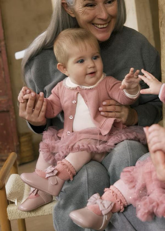 Completo neonata 3 pezzi Mayoral rosa con cardigan, abitino in tulle e scarpine, bambina in braccio