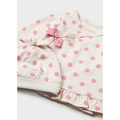 Completo neonata Mayoral Better Cotton con macchie rosa su fondo bianco e cappellino coordinato
