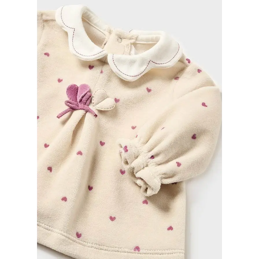 completo neonato femmina Mayoral in morbido tessuto beige con colletto smerlato bianco, cuoricini rosa e applicazione fiocco