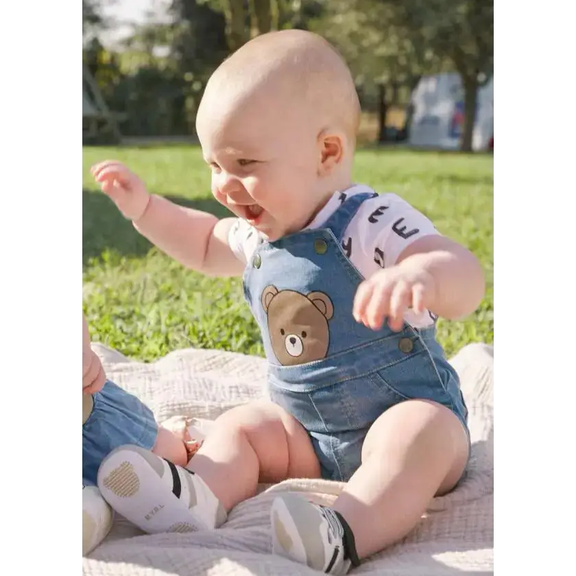 Completo salopette e maglietta neonato Mayoral con orsacchiotto su salopette in denim