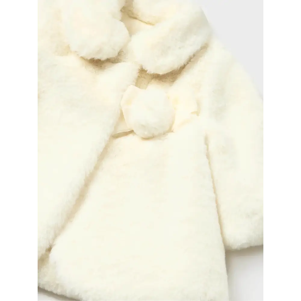 pellicciotto neonata Mayoral in ecopelliccia bianco crema con collo morbido e chiusura a pompon elegante