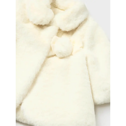 pellicciotto neonata Mayoral in ecopelliccia bianco crema con collo morbido e chiusura a pompon elegante