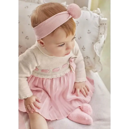 Mayoral set calzini e fascetta neonata cotone organico rosa indossato da neonata con vestito rosa