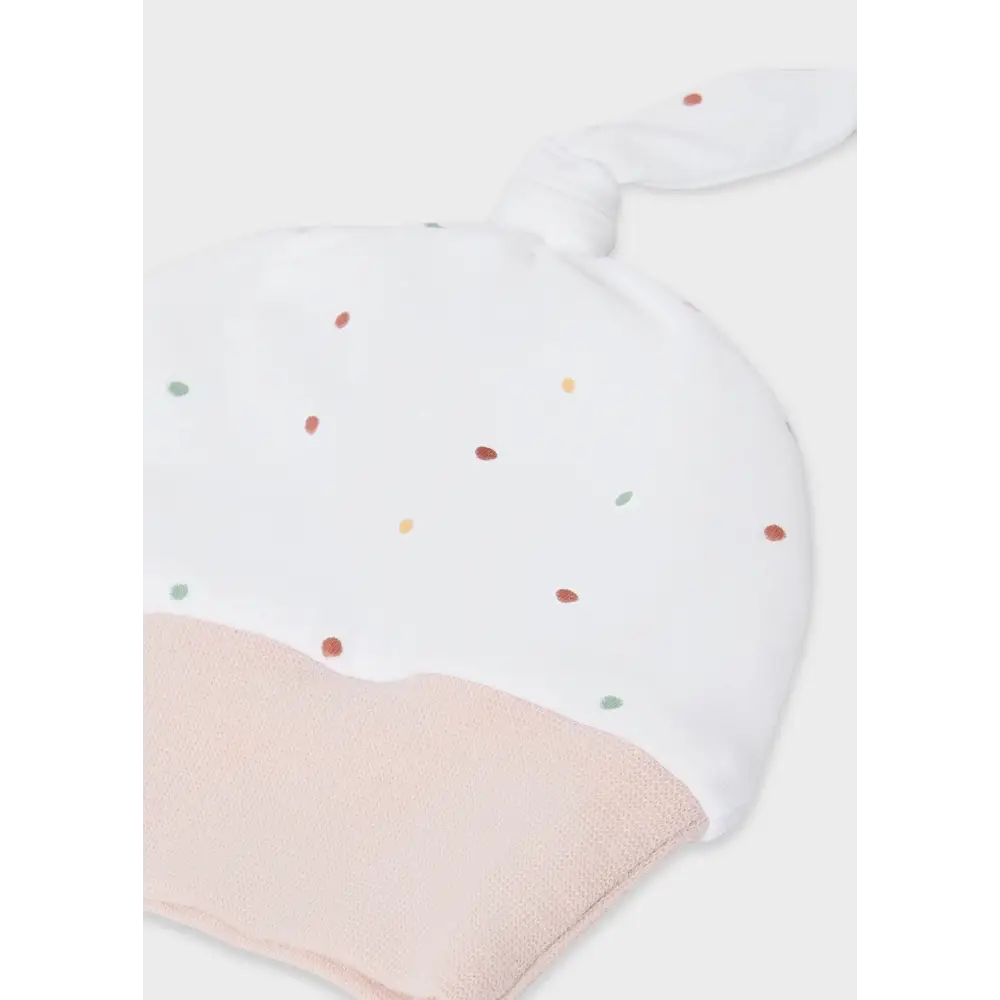 Cuffia neonato bianca con nodino e risvolto rosa a maglia con pois colorati, set regalo neonato ecofriendly Mayoral per la nascita