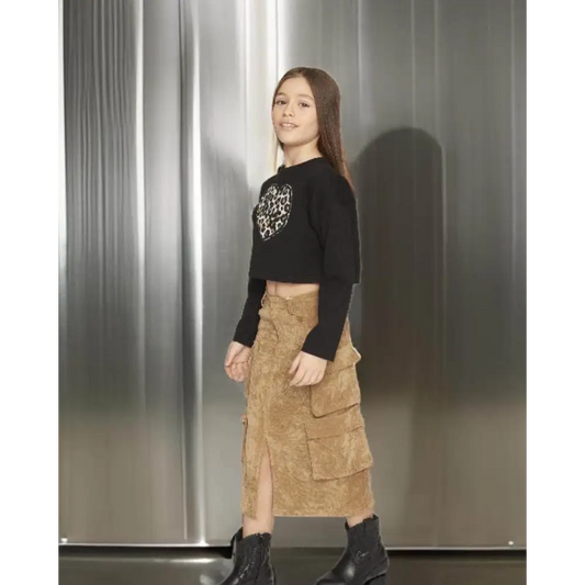 Gonna midi marrone Y-Clù con tasche laterali indossata da ragazza con maglione nero e stivali