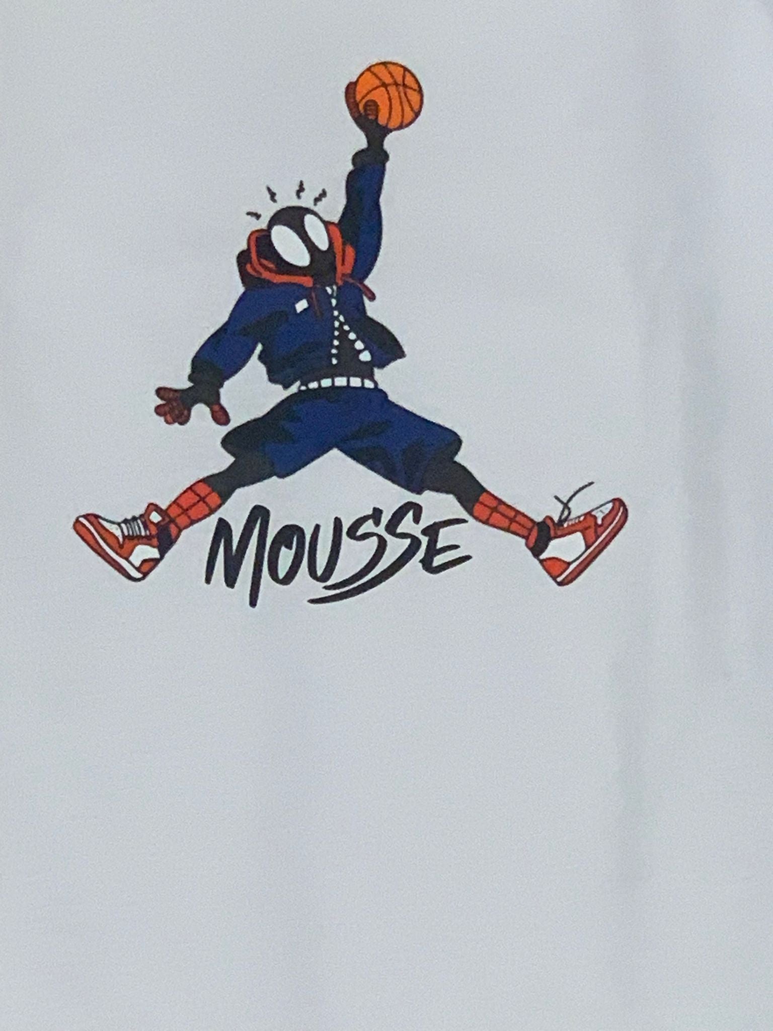 Maglietta manica lunga bambino bianca Mousse con stampa supereroe che schiaccia palla da basket