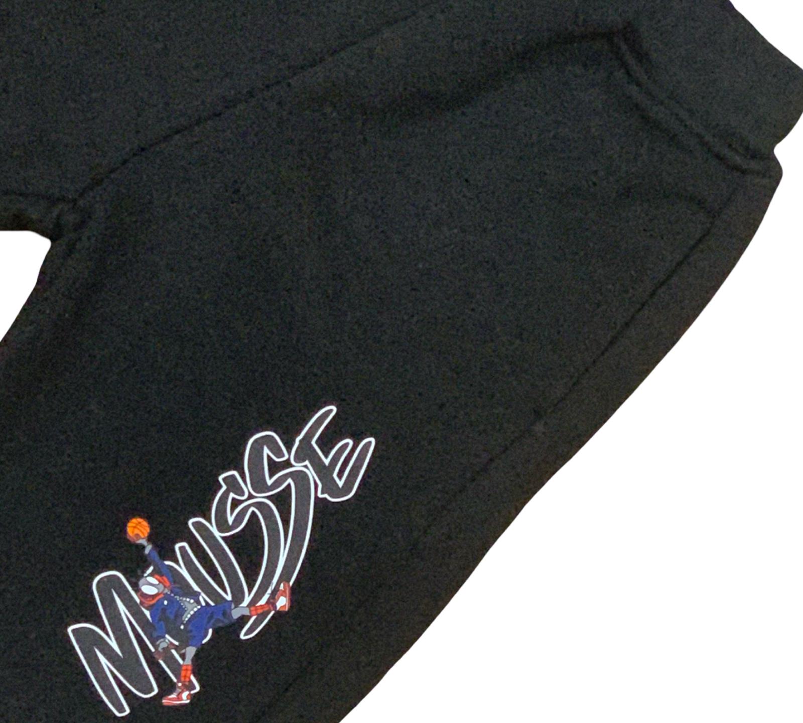 Pantalone Tuta bambino nero con il logo Mousse. Pantalone felpa bambino nero con tasche e grafica giocatore ricamata