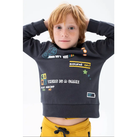 Bambino con capelli rossi e lentiggini indossa felpa girocollo bambino 18 mesi Boboli grigio con stampa gioco