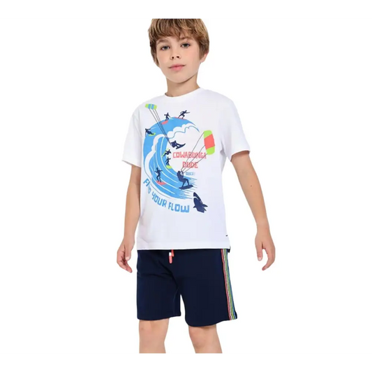 PANTALONE CORTO BLU CON RIGHE COLORATE LATERALI BAMBINO indossato da bambino con maglietta bianca Boboli