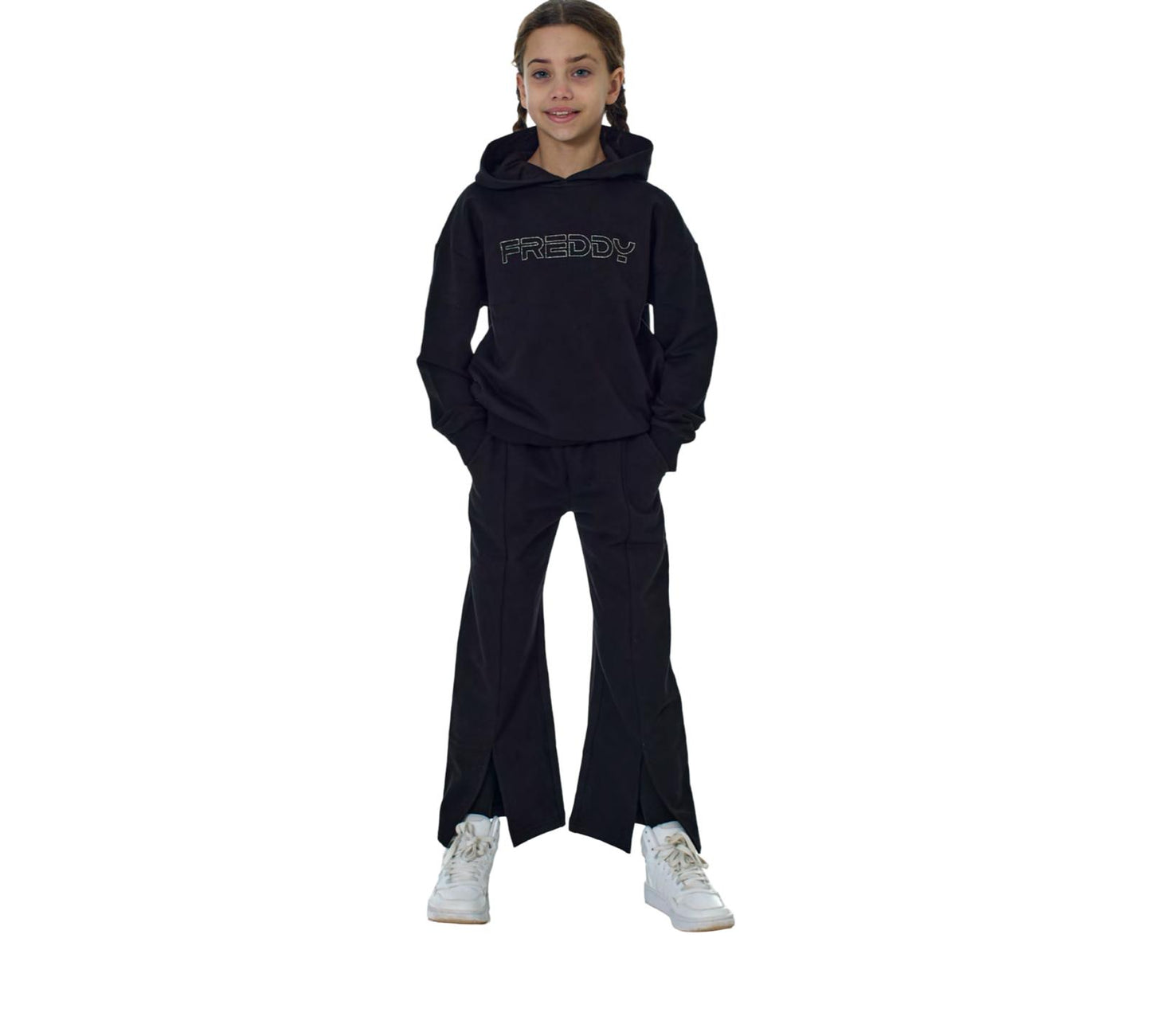Modella che indossa Pantalone Nero Largo con Spacchi e Logo Brillantini insieme a una felpa Freddy