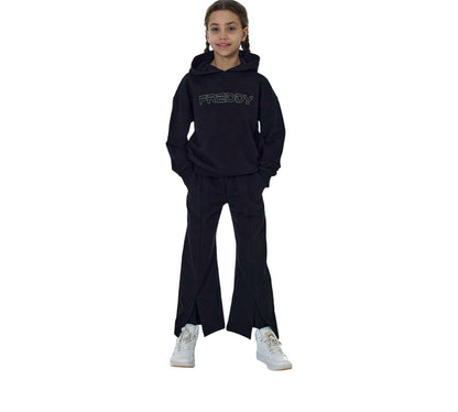 Modella che indossa Pantalone Nero Largo con Spacchi e Logo Brillantini insieme a una felpa Freddy