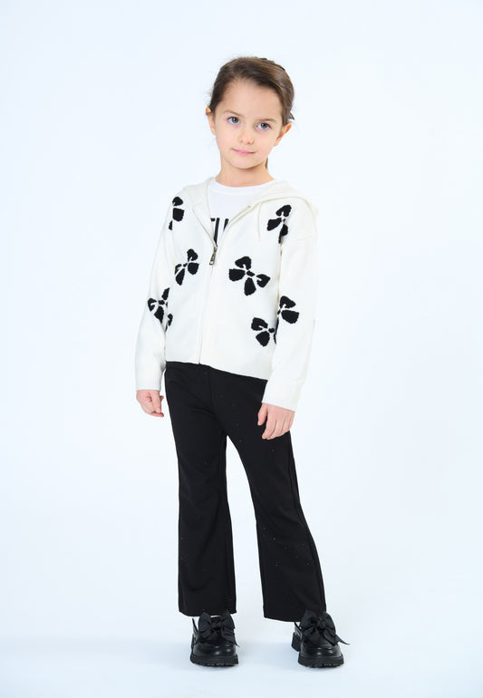 Pantaloni bambina neri eleganti abbinati a una felpa bianca con motivi per un look raffinato
