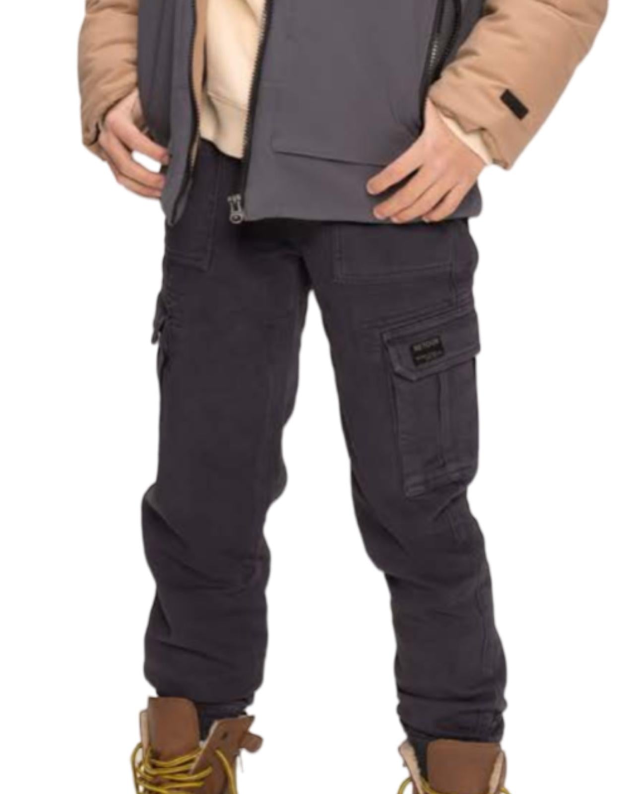 Pantaloni cargo felpati ragazzo in grigio scuro con tasche laterali e vestibilità comoda