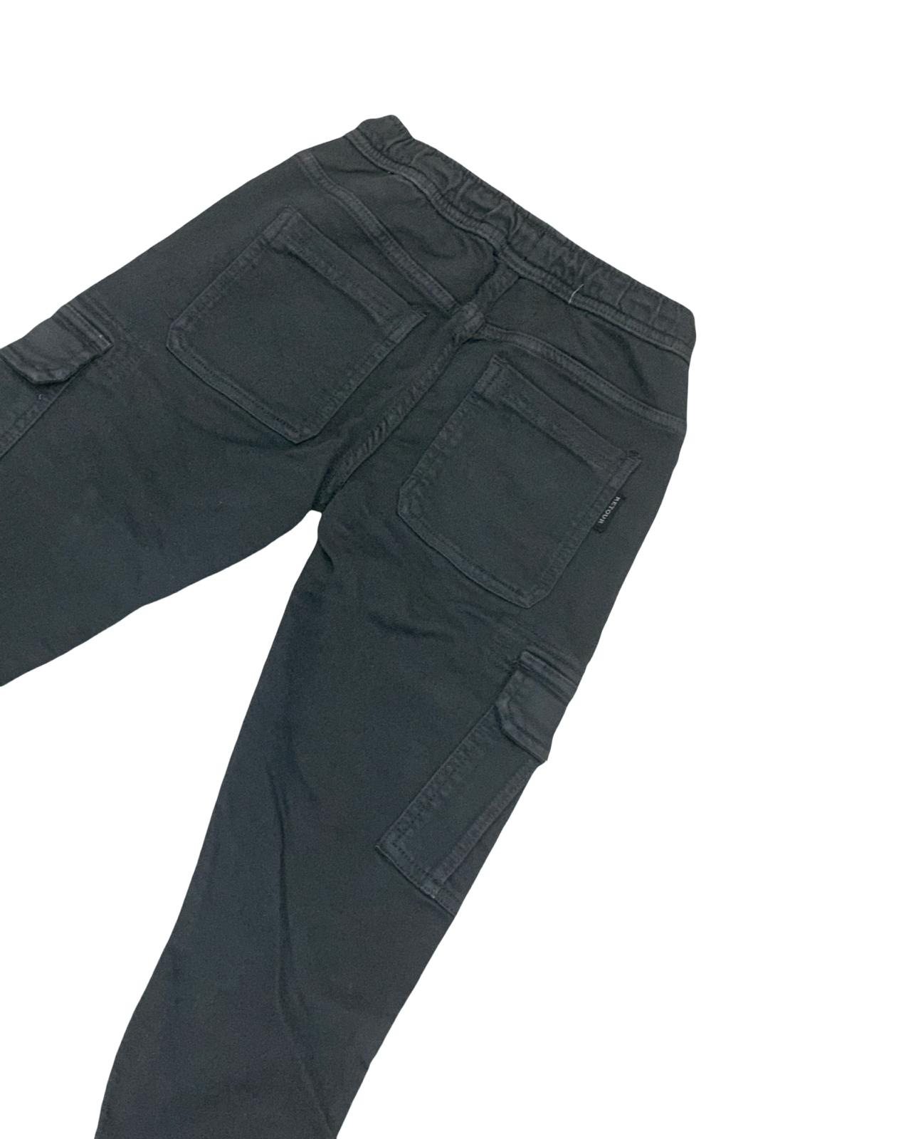 Pantaloni cargo felpati ragazzo in colore nero con tasche posteriori e design elegante
