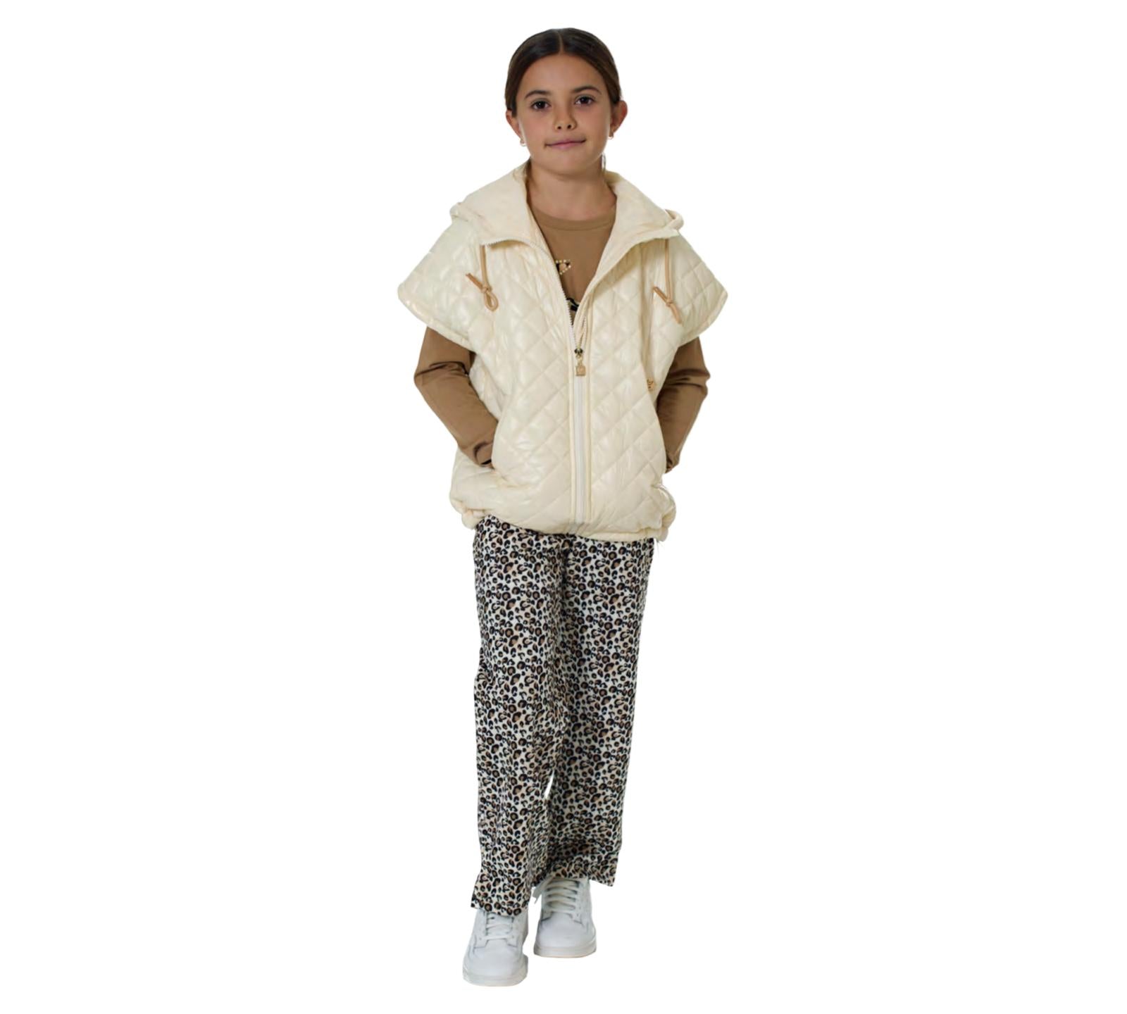 Ragazza che indossa Pantaloni Maculati Larghi con Elastico e Tasche abbinati a un gilet bianco
