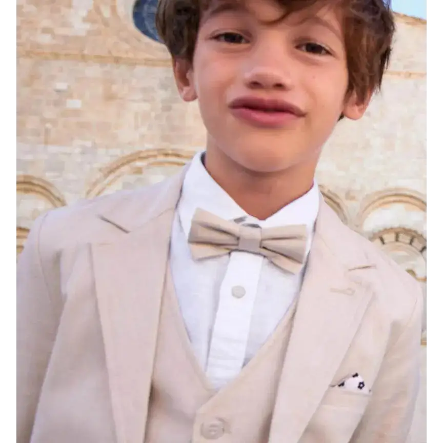 Bambino elegante con papillon per bambino sarabanda beige abbinato a completo chiaro