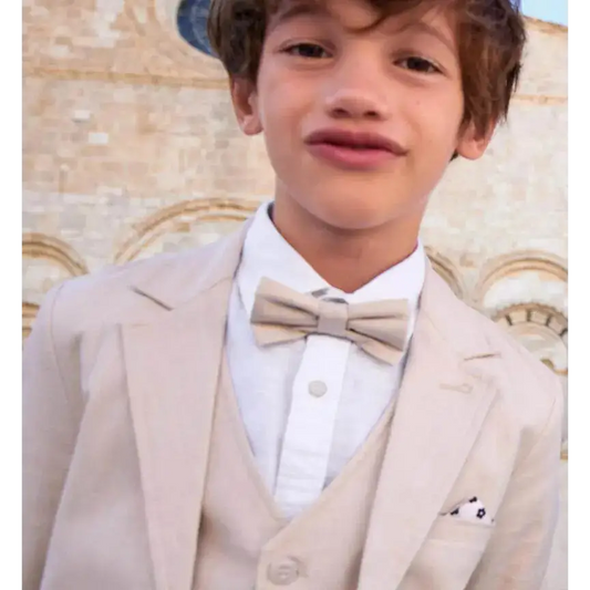 Bambino elegante con papillon per bambino sarabanda beige abbinato a completo chiaro