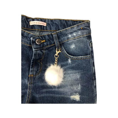 Pantalone Paris Hilton in denim blu scuro con charm pompon bianco e dettagli consumati jeans baggy strappati ragazza