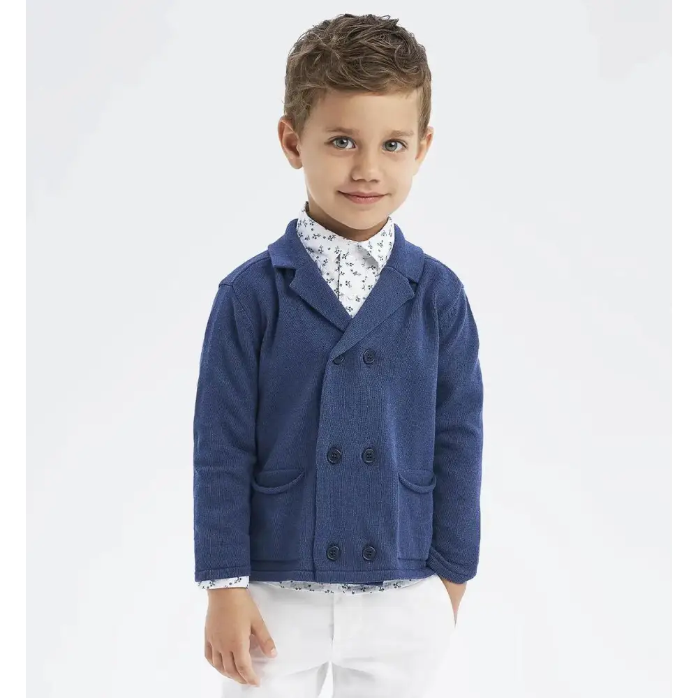 cardigan bambino Sarabanda blu navy doppiopetto con bottoni e tasche indossato da bimbo con camicia bianca