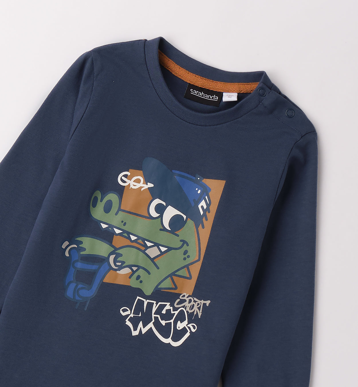 maglietta bambino maniche lunghe coccodrillo Sarabanda blu navy con coccodrillo su monopattino e bottoni spalla