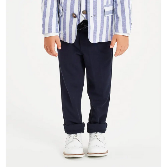 Pantaloni bambino navy Sarabanda in tessuto elegante con risvolto indossati con giacca a righe e scarpe bianche