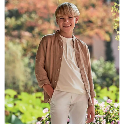 Sarabanda camicia in lino color sabbia indossata da ragazzo sorridente in giardino camicia coreana elegante ragazzo