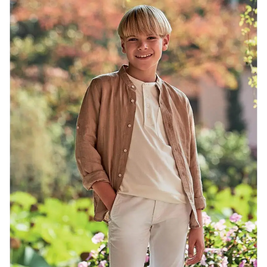 Sarabanda camicia in lino color sabbia indossata da ragazzo sorridente in giardino camicia coreana elegante ragazzo